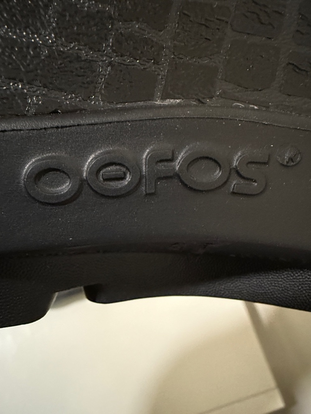 OOFOS Unisex Black Croc-Embossed Slip-On Clog W6/M4 - Picture 2 of 9